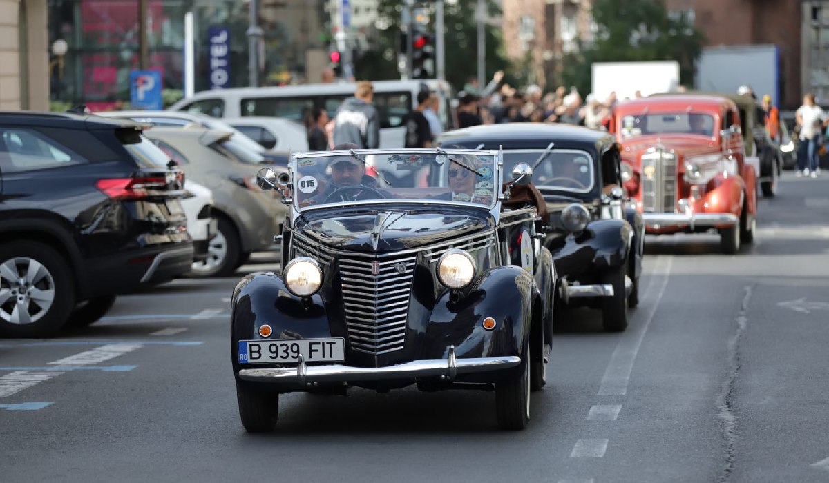 70 de mașini de epocă pleacă pe Calea Victoriei către Giurgiu, la Raliul Giurgiu 1904