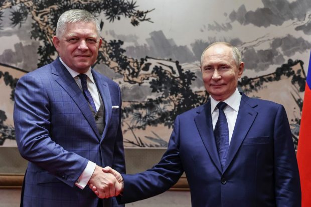 Putin s-a întâlnit în China cu Robert Fico și l-a îndemnat să pedepsească Ucraina și să nu mai furnizeze gaze și electricitate Kievului