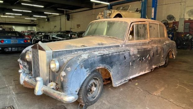 O limuzină Rolls-Royce din 1961, găsită într-un hambar, poate fi cumpărată la un preț surprinzător de mic