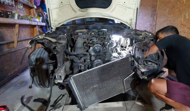 Un român a demontat motorul unui Mercedes, fost taxi în Germania, cu 550.000 de km: „Un strigăt de ajutor pentru a fi salvat”