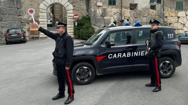 Un român a fost prins fotografiind casele pe care voia să le tâlhărească în Italia