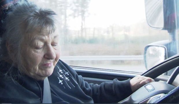 Bunica Rosi, șoferița de camion de 76 de ani, conduce 40 de tone prin Europa: „Eram a opta minune a lumii”