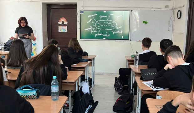 O directoare din Craiova către părinții care vor să își înscrie copii la școala ei. „Să nu mai aud de sesizări, vaiete, plângeri”