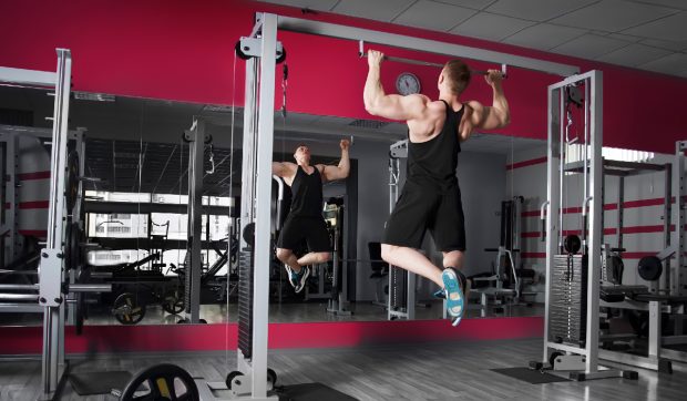 3 exerciții de evitat pentru începători în sala de fitness și alternative mai sigure