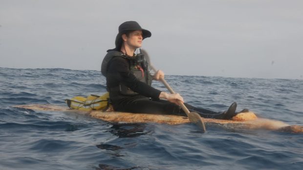 Un bărbat navighează zeci de kilometri într-un caiac făcut din ciuperci: „Alternativă ecologică pentru plastic” | VIDEO