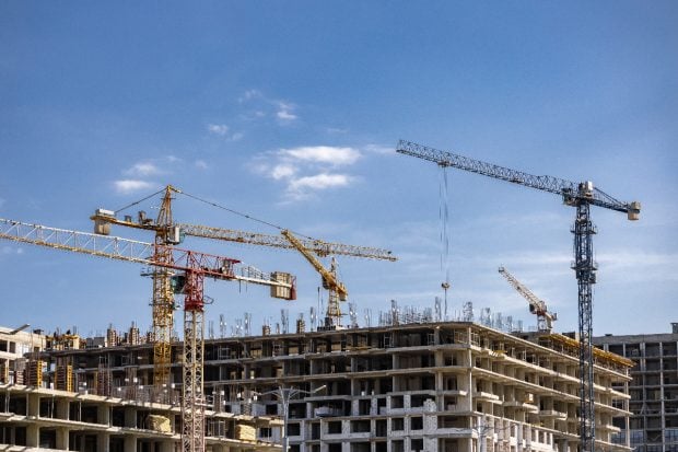 Patronul unei firme de finisaj interior ridică un cartier cu 41 de case pentru a atrage muncitori: „Riscăm să-i pierdem”