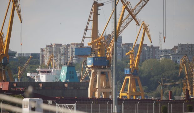Incendiu cu fum mult la Șantierul Naval Constanța: puntea unei nave a luat foc