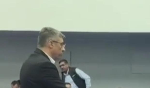Scandal la CJ Brăila între președintele PSD și un consilier PNL: „Îmi spui zât? Sunt pisică? Porcule!”