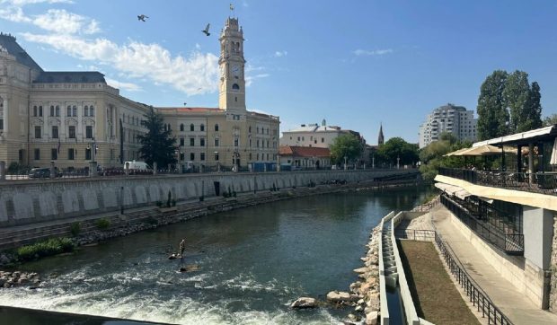 Atracție unică în Oradea: promenada cu ferestre de observare a peștilor din Crișul Repede
