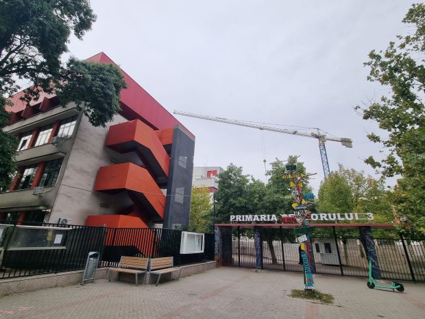 Primarul Robert Negoiță i-a lăsat pe elevii școlilor din sectorul 3 fără imprimantele color. Profesor: „Copiii vor primi fișe de lucru printate în alb-negru”