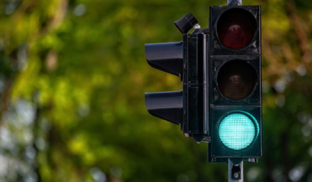 Țara din Europa unde șoferii își pot da singuri verde la semafoare de pe o aplicație mobilă