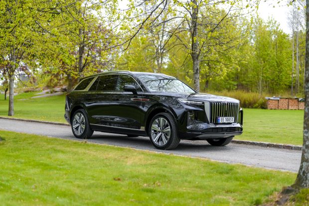 Mașina dictatorilor chinezi se lansează în Europa. Hongqi va aduce 15 modele electrice și hibride până în 2028