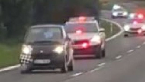 5 echipaje de poliție urmăresc șoferul de 17 ani al unui Smart, în Cehia: „Ca-n Need for Speed. L-au bușit ca să-l oprească” | VIDEO