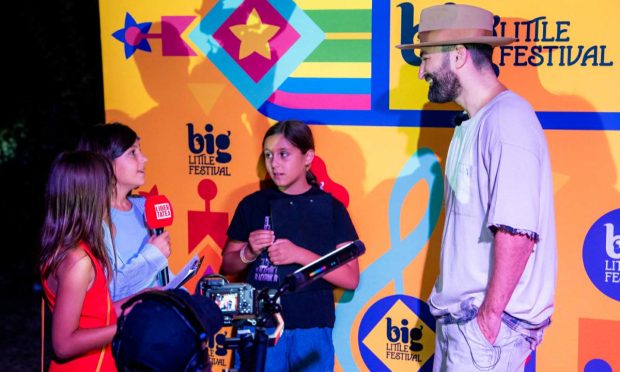 Imagine Stire Smiley, intervievat de trei fetițe la Big Little Festival. Artistul a spus cum s-a distrat cu fiica Josephine: „Tobogane, tiribombă” | 2review.ro