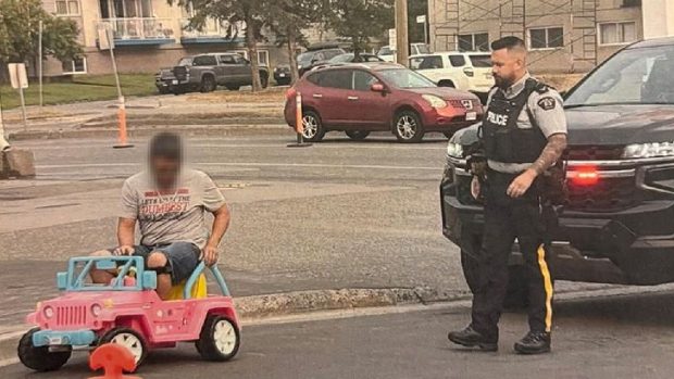 Bărbat beat oprit de poliție în timp ce conducea o mașinuță Barbie prin oraș: „Mă duceam să-mi iau un ceai rece”