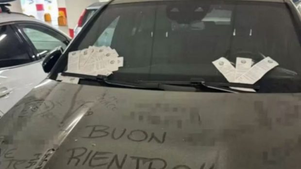 „Șoferul deștept de Mercedes” care și-a lăsat mașina în parcarea greșită, când a plecat o lună în vacanță, a găsit parbrizul plin de amenzi