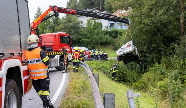 Un șofer român a zăcut 14 ore în albia unui pârâu, unde a fost găsit mort, după un accident, în Austria