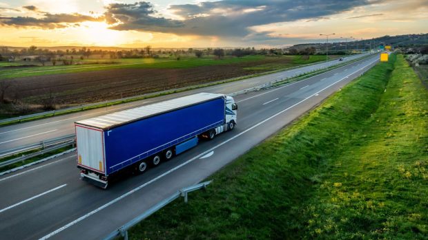 Un șofer român de TIR a condus fără pauză trei săptămâni, de frică să nu-și piardă locul de muncă. Poliția germană nu l-a crezut