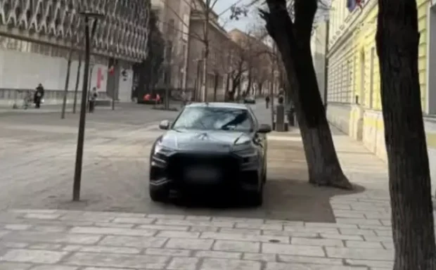Șoferi din Cluj, surprinși cum încalcă legea și merg cu mașina pe o stradă pietonală: „Se parchează peste tot și se circulă pe mijloc”