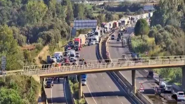 O șoferiță de TIR româncă a murit după ce a intrat în camionul condus de iubitul ei, pe o autostradă din Spania