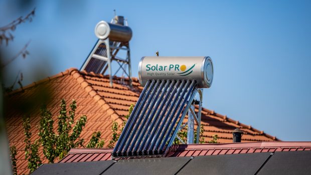 De ce merită să îți montezi panou solar pentru apă caldă?