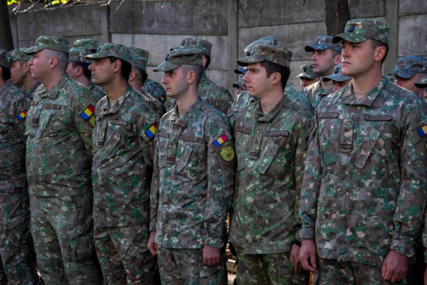 Un bărbat din Iași cere pensie specială militară după ce a făcut armata timp de un an, în 1996, atunci când serviciul militar era obligatoriu în România