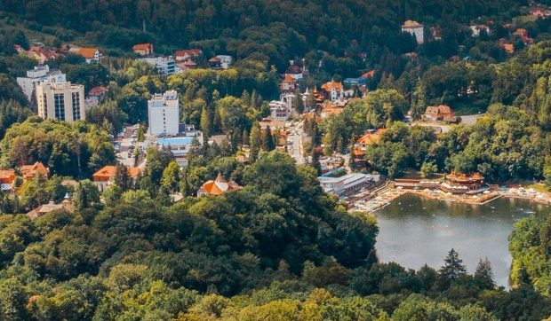 Localitatea din România cu lacuri sărate unice în Europa care a devenit „stațiune de teambuilding” în sezonul de toamnă