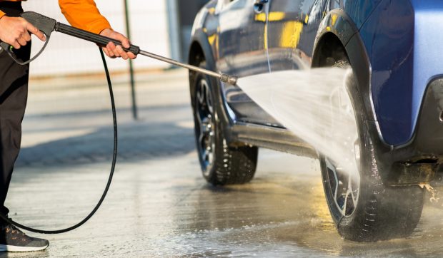 Greșeli la spălarea mașinii în self-service care pot provoca defecțiuni costisitoare: avertismentul experților