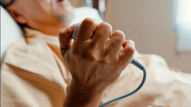 Spitalele de stat și private, obligate să aibă butoane de panică în saloane, dar și camere video. Nicușor Dan a promulgat legea