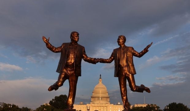 Donald Trump a petrecut câteva ore cu una dintre victimele infractorului sexual Jeffrey Epstein. Dezvăluiri din e-mailurile publicate de congresmeni democrați