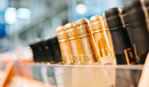 Pedeapsa primită de un viticultor și soția sa, după ce au produs și vândut 600.000 de sticle de șampanie falsă