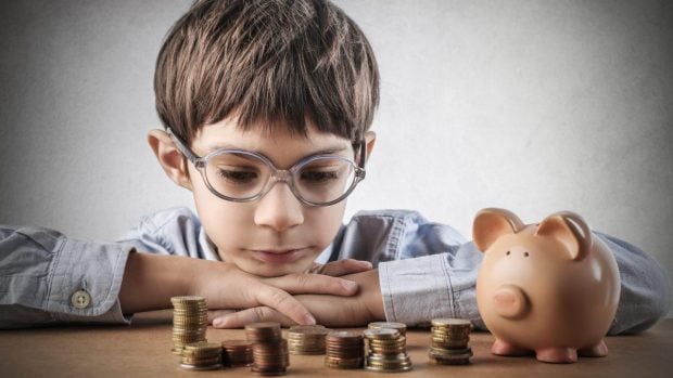 Elevii primesc bursele şcolare pentru luna aprilie, dar bursa de merit şi cea tehnologică vor fi mai mici