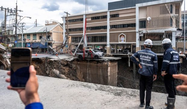 Crater uriaș de 50 de metri în fața unui spital din Bangkok. Mii de oameni evacuați de urgență