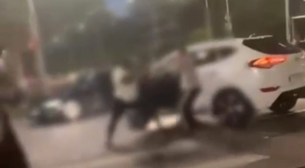 Străin din Burundi bătut în București, după un scandal în trafic. Doi polițiști în civil au intervenit să-l apere