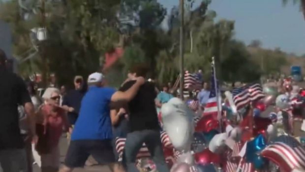 Un tânăr de 19 ani, bătut și arestat după ce a vandalizat memorialul dedicat lui Charlie Kirk