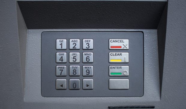 Când se folosește butonul roșu de pe bancomat: „Din motive de securitate, bancomatele eliberează mai întâi cardul”