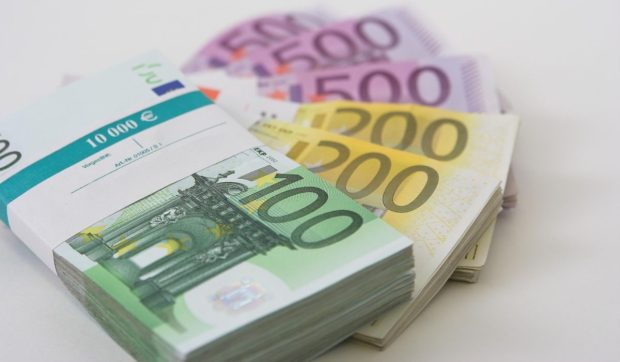 Piloții de avioane comerciale, plătiți cu salarii de până la 12.000 de euro pe lună, sunt tot mai greu de găsit