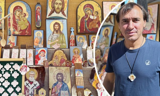 Teodore-Adrian Negoiță, artistul care transformă icoanele și lingurile de lemn în povești vii ale satului românesc: „Am pictat pe pietre, pe coajă de ou sau pe scoarță de copac”