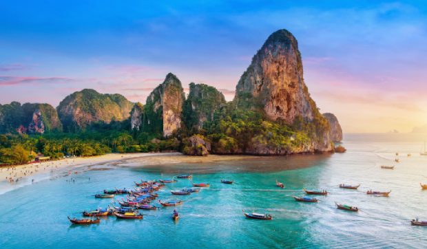 Un pensionar s-a mutat în Thailanda, plătește doar 100€ chirie pe malul oceanului și trăiește în lux