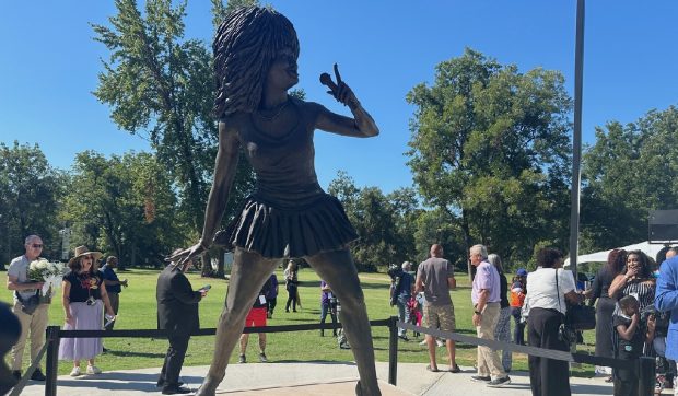 Statuia Tinei Turner din Tennessee, SUA, a stârnit un val de irnonii și indignare pe internet: „E comandată de pe Temu”?