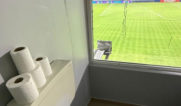 Stadionul din Clinceni are toaletă cu fereastră uriașă spre teren, în loja oaspeților. Aici se joacă meciuri din Superligă