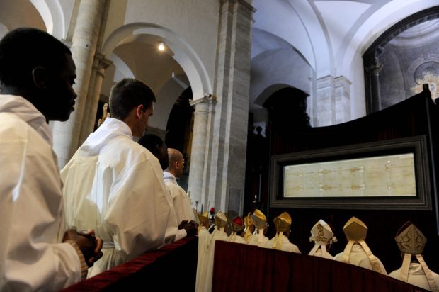 „Dovada învierii lui Iisus”, Giulgiul din Torino, este un fals. Descoperirea surprinzătoare dintr-un manuscris din anul 1370