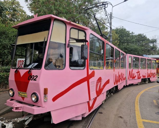 Tramvaiul roz „Te iubesc!” al Andreei Esca circulă prin Ploiești la Artown