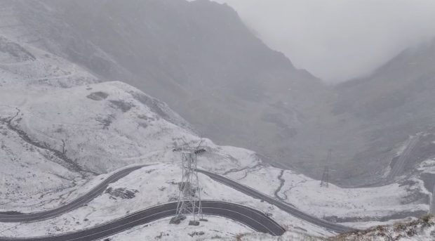 Ce să faci și cum te protejezi în contextul ploilor, ninsorilor și al scăderilor de temperatură. Recomandările Salvamont: „Turiștii să se informeze din timp”