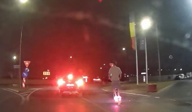 Tânăr filmat pe trotinetă pe autostrada A3 București – Ploiești, în toiul nopții și fără cască de protecție