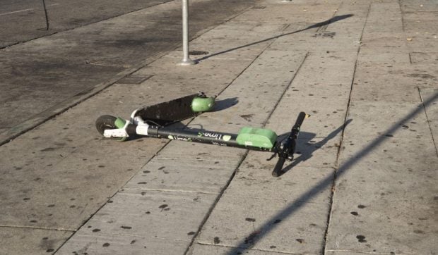 O trotinetă electrică a scos de pe șine un tramvai din București