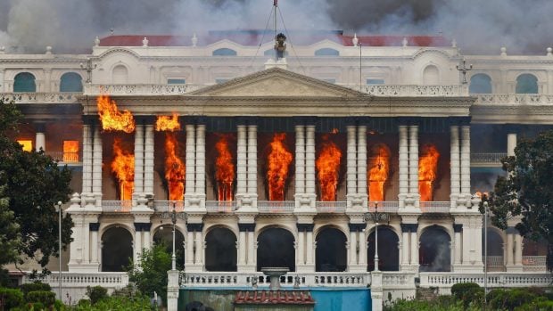 Nepalul, incendiat: Premierul se salvează în ultimul moment, un ministru sare în râu, iar soția unui fost premier moare din cauza arsurilor. Armata a preluat controlul