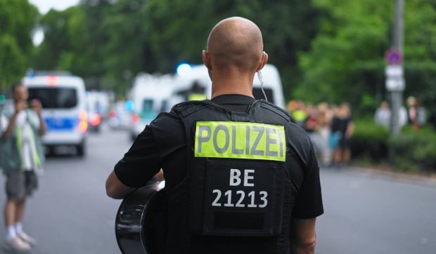 Un șofer l-a mușcat de deget pe bărbatul care era cu el în mașină, iar apoi a intrat cu autoturismul într-un grup de pietoni din Berlin. O persoană a murit