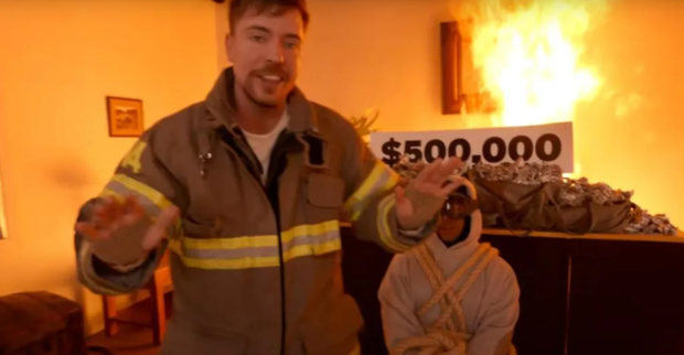 Cel mai urmărit youtuber din lume, criticat pentru clipul cu cascador plătit să scape dintr-o clădire în flăcări: „Ai risca să mori pentru 500.000 de dolari?”