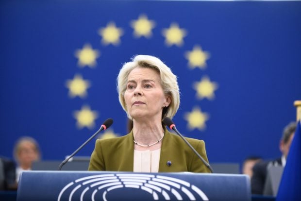 Cu un sacou verde militar și rostind cuvintele „luptă” și „putere” de zeci de ori, Ursula von der Leyen pare să pună UE pe picior de război
